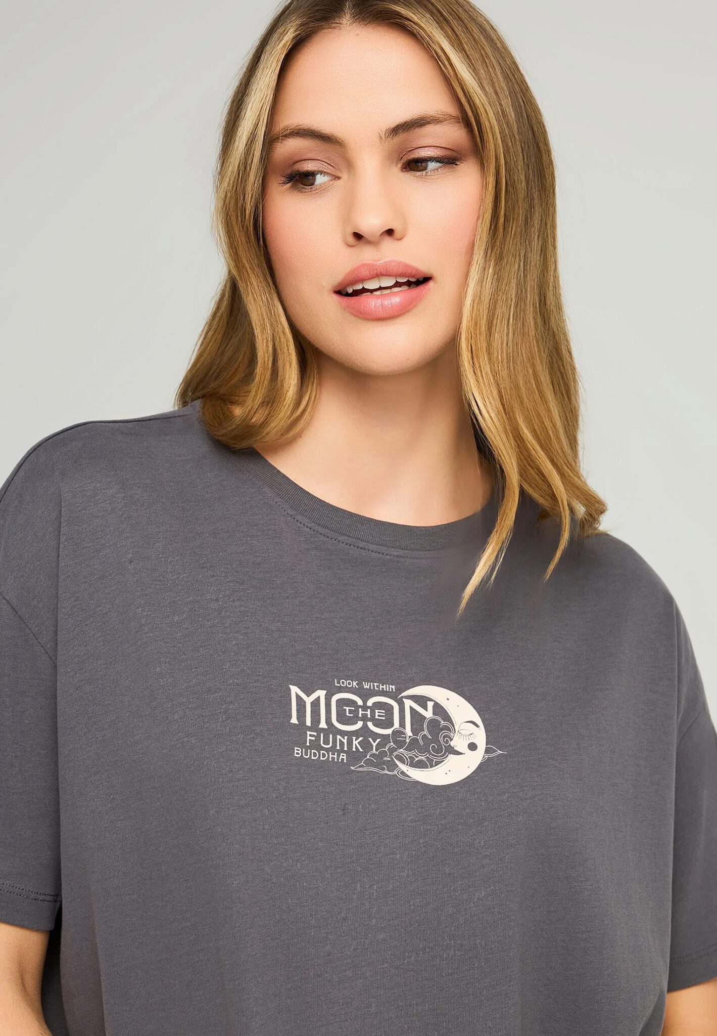 FUNKY BUDDHA ΓΥΝΑΙΚΕΊΑ ΜΠΛΟΎΖΑ ΜΕ ΚΟΝΤΌ ΜΑΝΊΚΙ ΚΑΙ ΤΎΠΩΜΑ | DARK GREY FUNKY BUDDHA ΓΥΝΑΙΚΕΊΑ ΜΠΛΟΎΖΑ ΜΕ ΚΟΝΤΌ ΜΑΝΊΚΙ ΚΑΙ ΤΎΠΩΜΑ | DARK GREY