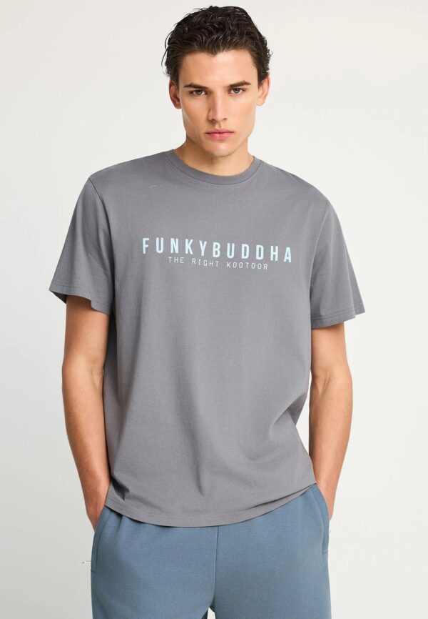 FUNKY BUDDHA ΑΝΔΡΙΚΉ ΜΠΛΟΎΖΑ ΚΟΝΤΌ ΜΑΝΊΚΙ ΚΑΙ ΤΎΠΩΜΑ | GREY FUNKY BUDDHA ΑΝΔΡΙΚΉ ΜΠΛΟΎΖΑ ΚΟΝΤΌ ΜΑΝΊΚΙ ΚΑΙ ΤΎΠΩΜΑ | GREY