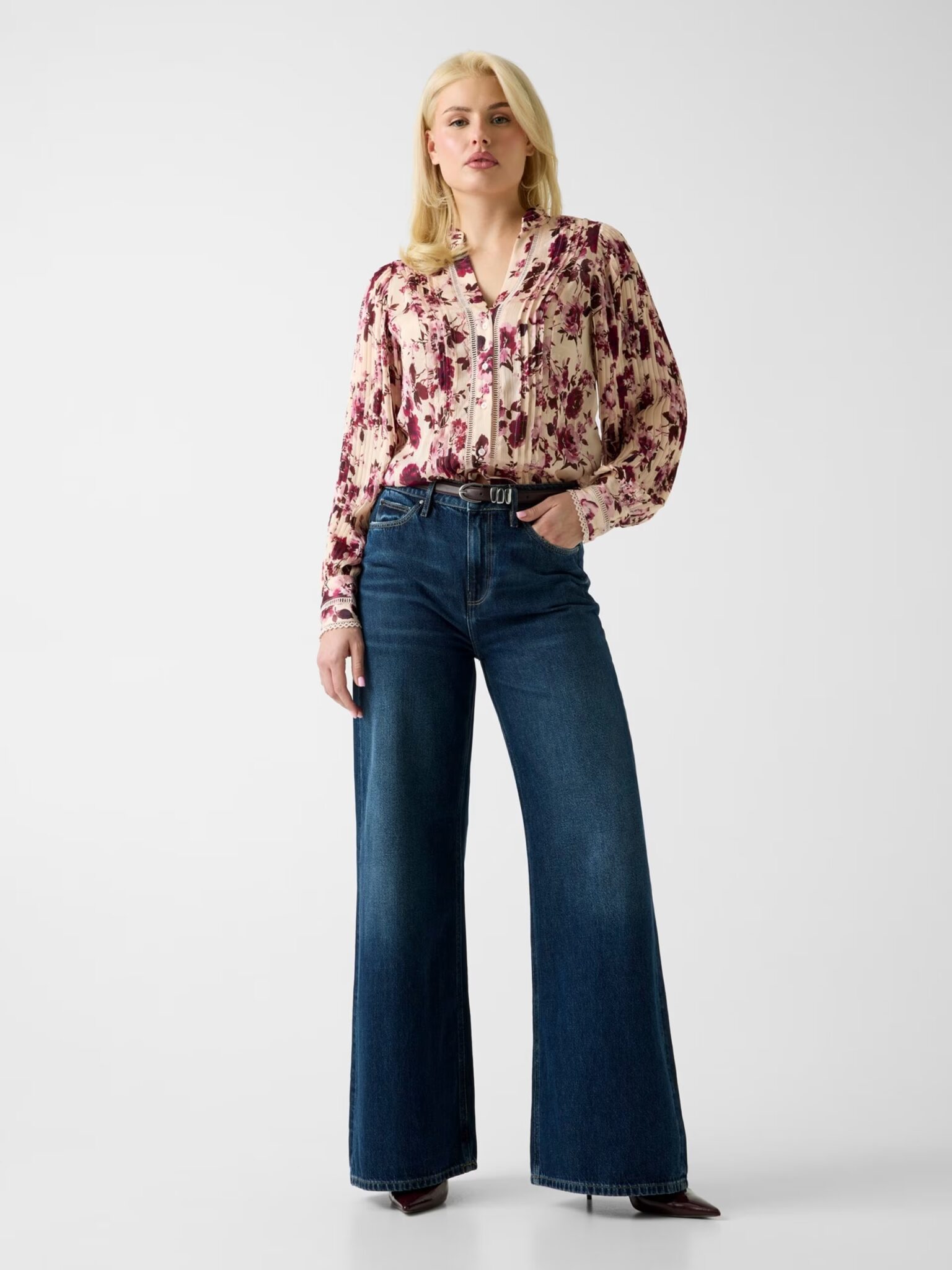 GUESS LS CN LEO TRIANGLE TEE W6RI33J1314 | BLACK