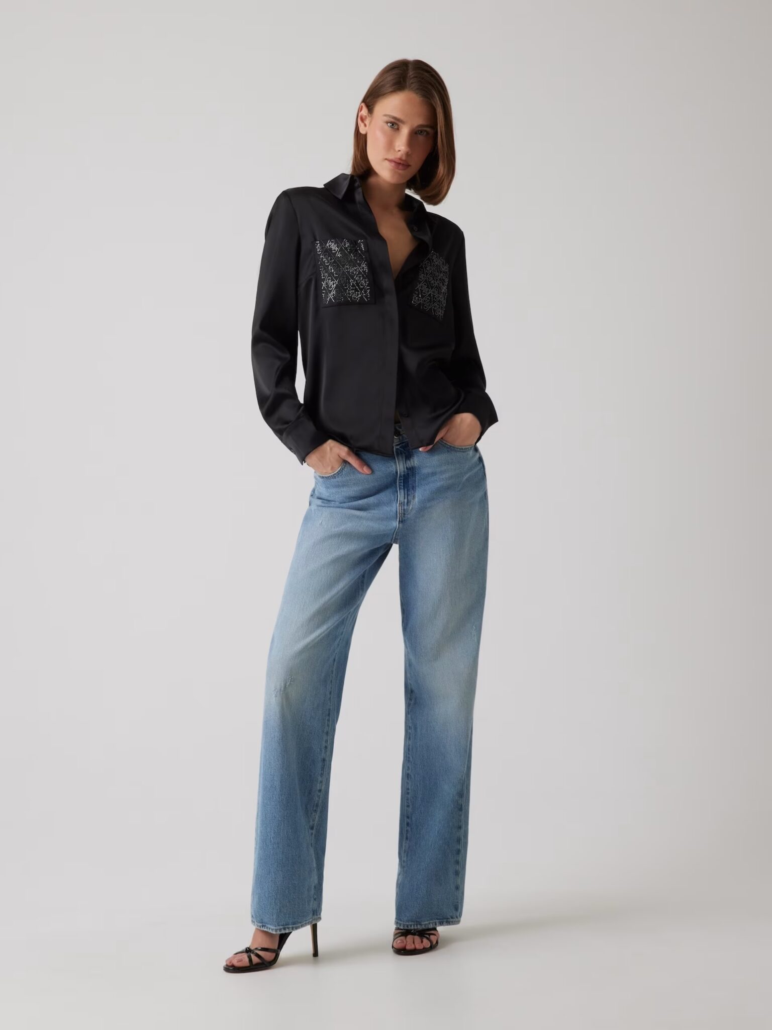 GUESS LS CN LEO TRIANGLE TEE W6RI33J1314 | BLACK