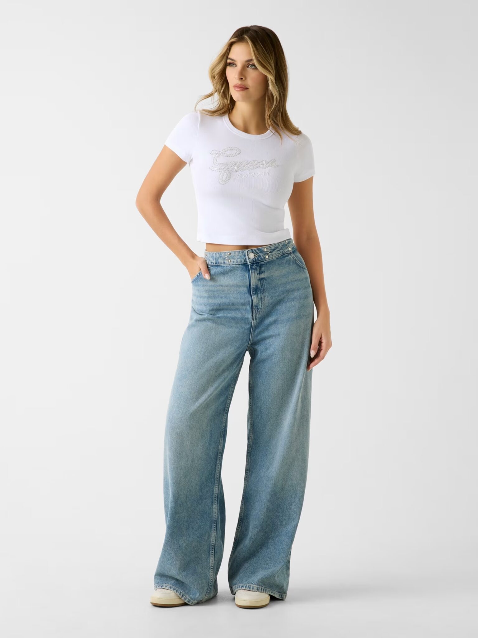 GUESS LS CN LEO TRIANGLE TEE W6RI33J1314 | BLACK