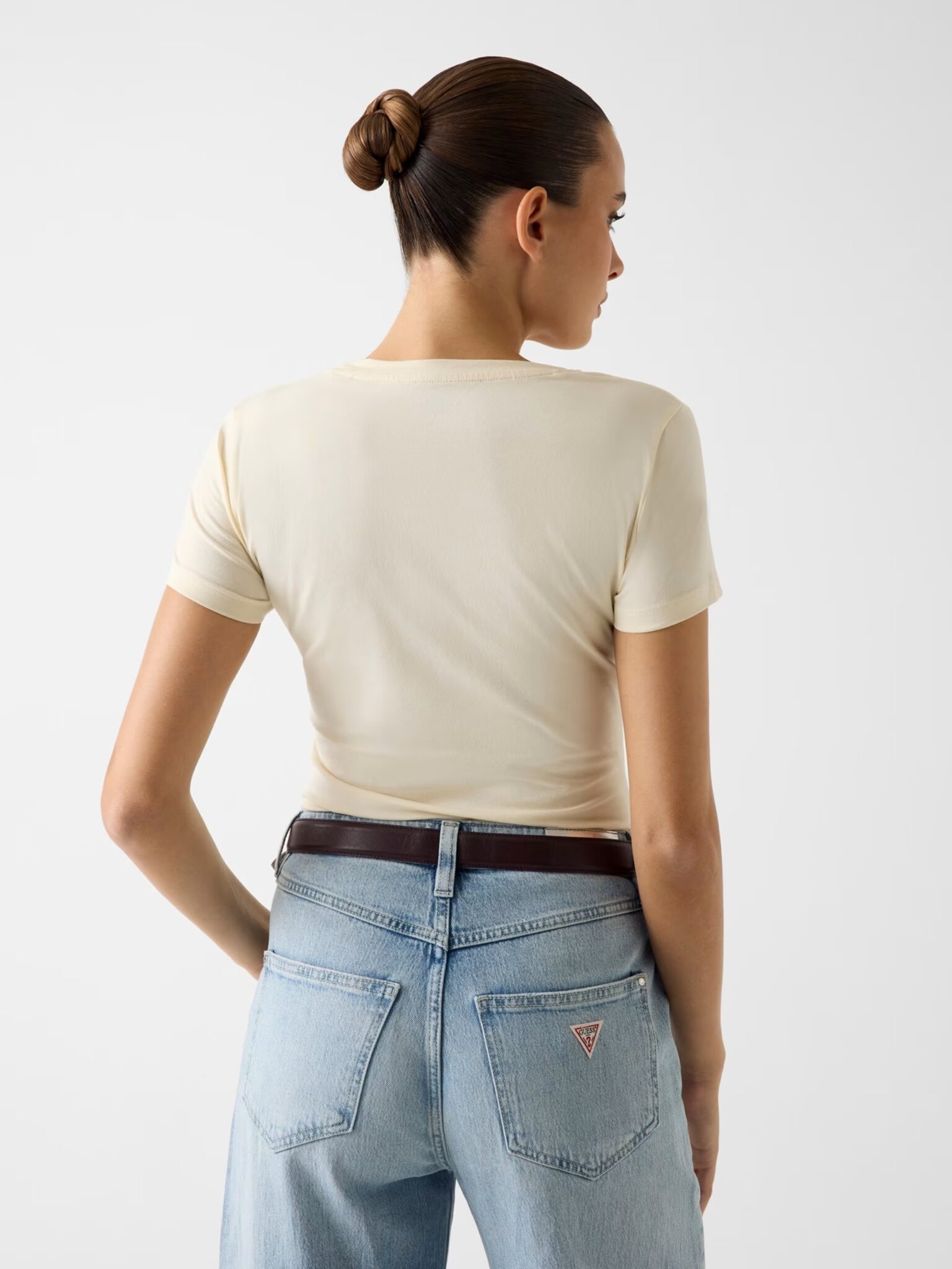 GUESS SS CN LEO TRIANGLE TEE W6RI32J1314 | OFF WHITE GUESS SS CN LEO TRIANGLE TEE W6RI32J1314 | OFF WHITE